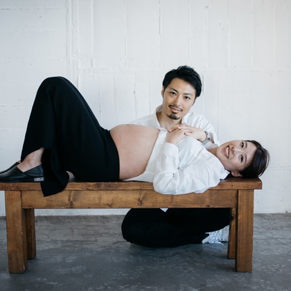 植村由理が出張撮影した手首, 母, トランクなどが写った「マタニティフォト@スタジオ」の家族写真