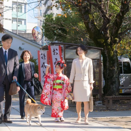この写真は、出張撮影(家族写真(キッズ,ベビーフォト))のアルバム「七五三」にある写真の1枚で、家族写真(キッズ,ベビーフォト)などが写っています。<br>「七五三」では他にも:albumPhotoCount枚の家族写真を見ることができます。撮影者は小村賢吾です。カメラマンのプロフィールページで、家族写真(キッズ,ベビーフォト)撮影の口コミやおすすめコメントを見ることができます。