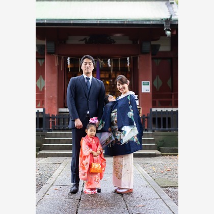 T.Matsumuraが出張撮影したカエデの葉, 振袖, 立っているなどが写った「お宮参り(着物)&七五三＠大森熊野神社」の家族写真