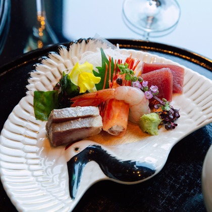 NAGASHIMA Photographyが出張撮影したお食い初め, 一眼レフカメラ, 脚付きグラスなどが写った「お食い初め＠椿山荘」の家族写真