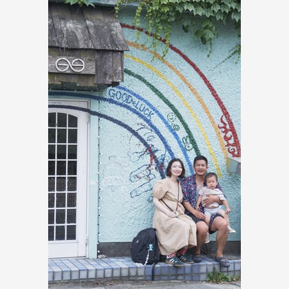 Hiroki Anzaiが出張撮影した幸福, 立っている, ショルダーなどが写った「Family Photo in Kamakura」の家族写真