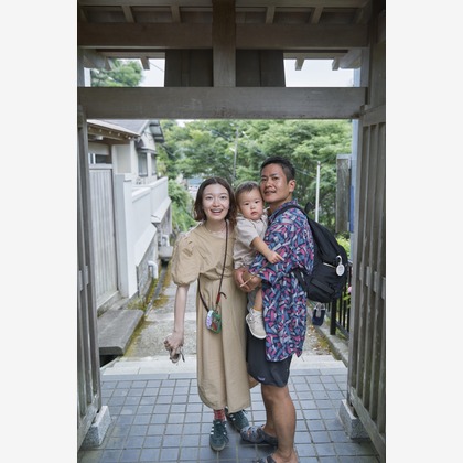 Hiroki Anzaiが出張撮影した幸福, 立っている, ショルダーなどが写った「Family Photo in Kamakura」の家族写真