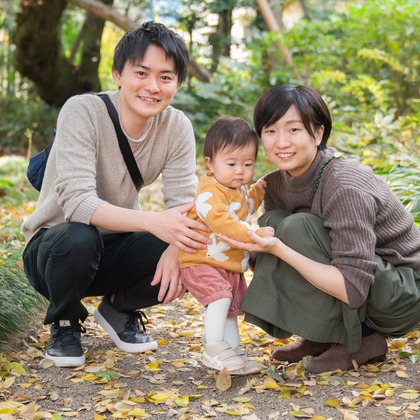 この写真は、出張撮影(家族写真(キッズ,ベビーフォト))のアルバム「ファミリーフォト」にある写真の1枚で、家族写真(キッズ,ベビーフォト)などが写っています。<br>「ファミリーフォト」では他にも:albumPhotoCount枚の家族写真を見ることができます。撮影者は山中菜摘です。カメラマンのプロフィールページで、家族写真(キッズ,ベビーフォト)撮影の口コミやおすすめコメントを見ることができます。