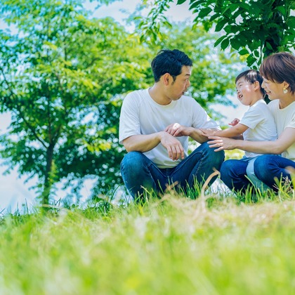 CREATIVE HOUSEが出張撮影したネクタイ, 分かち合う, フラッシュ撮影などが写った「ファミリーフォト出張撮影」の家族写真