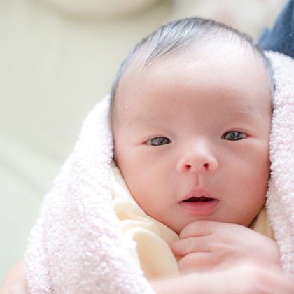 CREATIVE HOUSEが出張撮影した「ニューボーンフォト」の家族写真