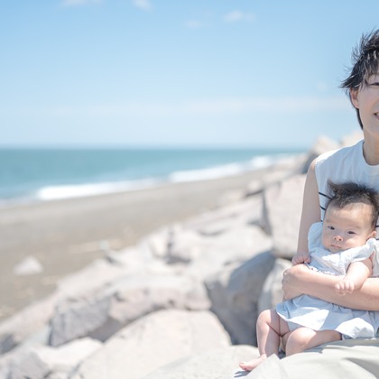 高木勇斗が出張撮影した屋外ベンチ, フラッシュ撮影, シャツなどが写った「親子」の家族写真