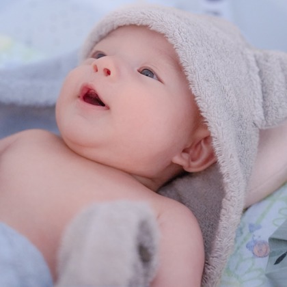 CREATIVE HOUSEが出張撮影した挨拶, 赤ちゃん・幼児服, 分かち合うなどが写った「ニューボーンフォト」の家族写真