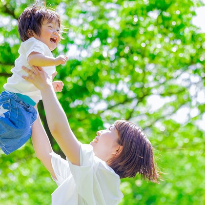 CREATIVE HOUSEが出張撮影したネクタイ, 分かち合う, フラッシュ撮影などが写った「ファミリーフォト出張撮影」の家族写真