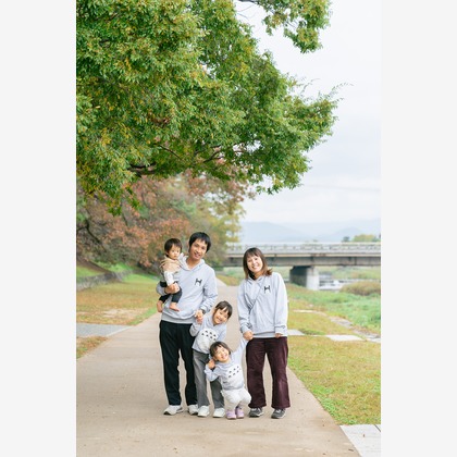 Tatsuyaが出張撮影した全体, 赤ちゃん・幼児服, 襟などが写った「家族写真撮影」の家族写真