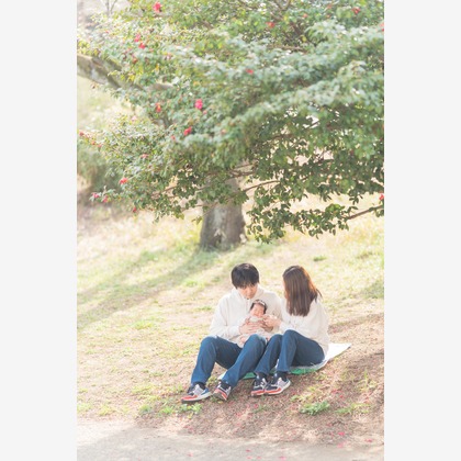 池田廉が出張撮影した赤ちゃん・幼児服, フラッシュ撮影, シャツなどが写った「公園にて」の家族写真