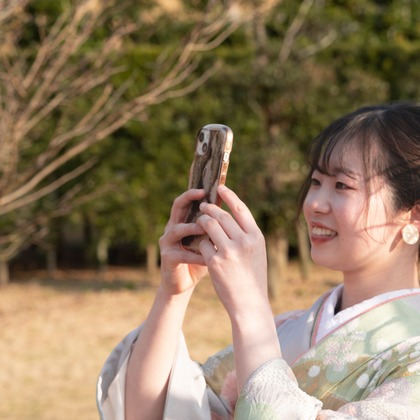 ミヤタカズコが出張撮影したフラッシュ撮影, 自然の中の人々, ショルダーなどが写った「卒業」の家族写真