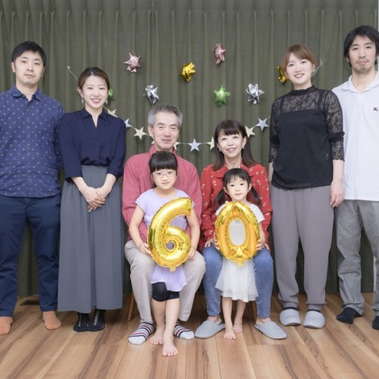 A&Y写真OFFICEが出張撮影した荷物とバッグ, シンボル, バックパックなどが写った「家族写真」の家族写真