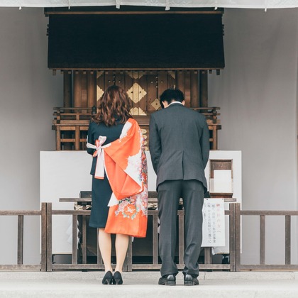 遥南　碧が出張撮影した人間の髪の色, ヘアアクセサリー, お宮参りなどが写った「お宮参りin 伊勢山皇大神宮」の家族写真