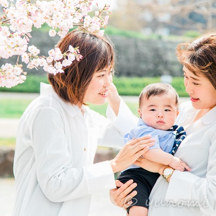 ゆのみふぉとが出張撮影した自然の中の人々, 手をつないで, 友情などが写った「桜とお写真」の家族写真