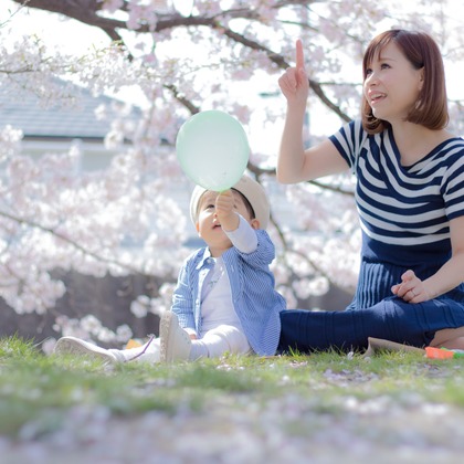 ゆのみふぉとが出張撮影した自然の中の人々, 手をつないで, 友情などが写った「桜とお写真」の家族写真