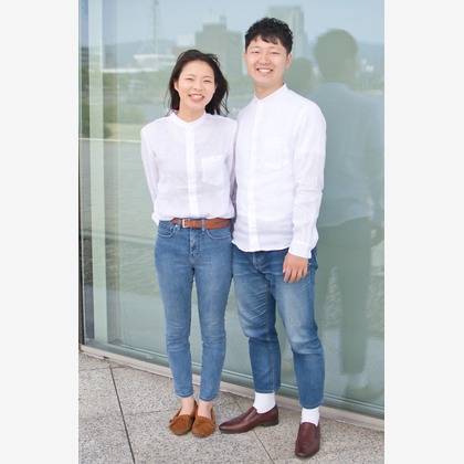 坂田年彦が出張撮影したジェスチャー, 自然の中の人々, 水が写った旅行先の記念撮影の写真