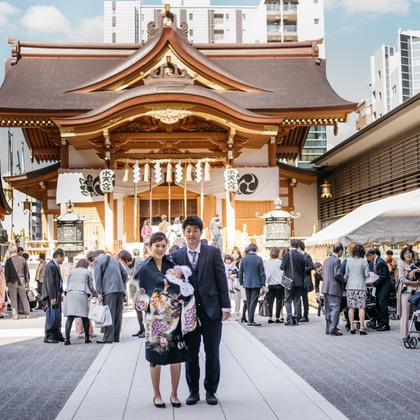 植村由理が出張撮影した肉食動物, 誕生, イヌ科などが写った「お宮参り　＠水天宮」の家族写真