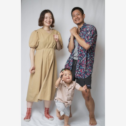 Hiroki Anzaiが出張撮影した幸福, 立っている, ショルダーなどが写った「Family Photo in Kamakura」の家族写真