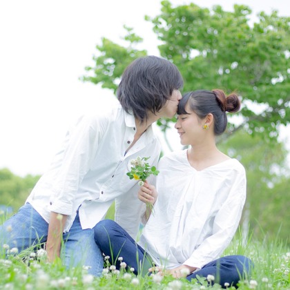 中井企画が出張撮影したフラッシュ撮影, シャツ, 家族一緒に写真を撮るなどが写った「マタニティカップルフォト」の家族写真