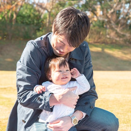 ゆのみふぉとが出張撮影した「芝生での一コマ」の家族写真