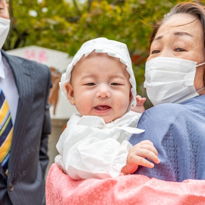CREATIVE HOUSEが出張撮影したMomijihachimangu, Hakozakigu, ネクタイなどが写った「お宮参り」の家族写真