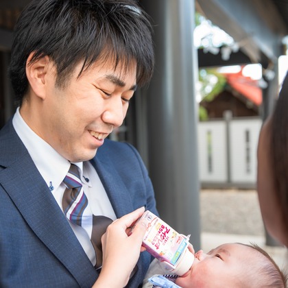 山下　剛が出張撮影した荷物とバッグ, 赤ちゃん・幼児服, フラッシュ撮影などが写った「お宮参り撮影」の家族写真