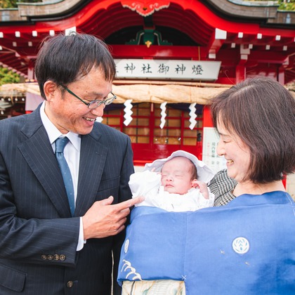 山下　剛が出張撮影したネクタイ, 赤ちゃん・幼児服, 慰めなどが写った「お宮参りの撮影」の家族写真
