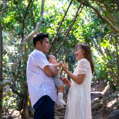 塩川善之（40213.film）が出張撮影した荷物とバッグ, ネクタイ, 分かち合うなどが写った「出張ご家族撮影」の家族写真