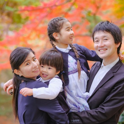 杉本 周平が出張撮影した五感の庭, ベビーキャリア, ネクタイが写った家族写真の出張撮影の写真