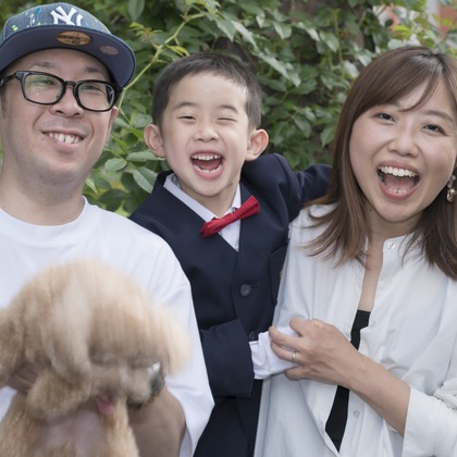 A&Y写真OFFICEが出張撮影した荷物とバッグ, シンボル, バックパックなどが写った「家族写真」の家族写真