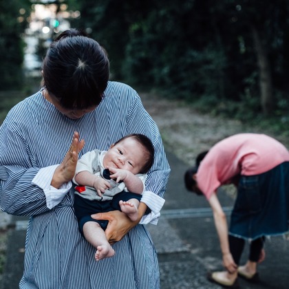 NAGASHIMA Photographyが出張撮影した輸送モード, 一眼レフカメラ, ジーンズなどが写った「お宮参り」の家族写真