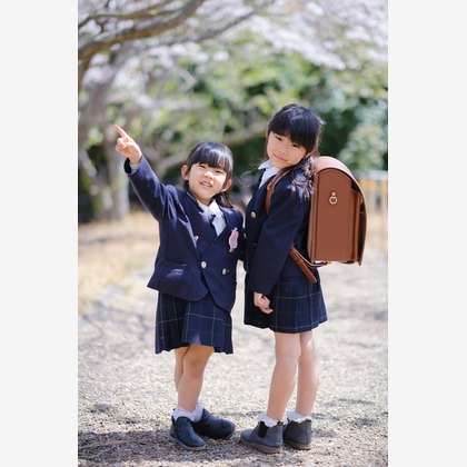 高夏写真店が出張撮影した荷物とバッグ, 記念写真, 家族写真が写った学校行事の写真