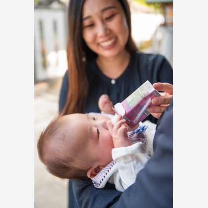 山下　剛が出張撮影した荷物とバッグ, 赤ちゃん・幼児服, フラッシュ撮影などが写った「お宮参り撮影」の家族写真