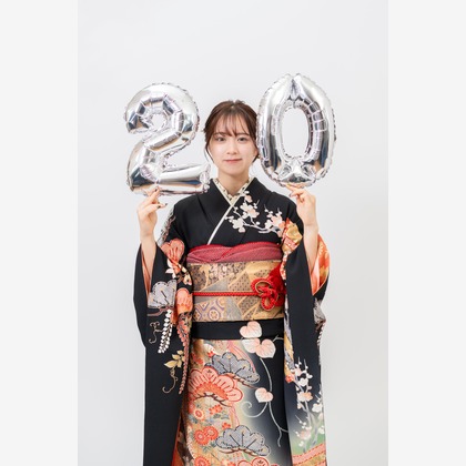 この写真は、出張撮影(家族写真(キッズ,ベビーフォト))のアルバム「成人式前撮り（スタジオ）」にある写真の1枚で、家族写真(キッズ,ベビーフォト)などが写っています。<br>「成人式前撮り（スタジオ）」では他にも:albumPhotoCount枚の家族写真を見ることができます。撮影者は萩原　蔵志です。カメラマンのプロフィールページで、家族写真(キッズ,ベビーフォト)撮影の口コミやおすすめコメントを見ることができます。
