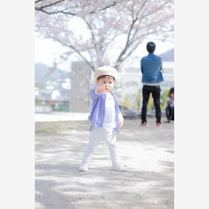 ゆのみふぉとが出張撮影した自然の中の人々, 手をつないで, 友情などが写った「桜とお写真」の家族写真