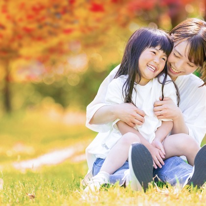 CREATIVE HOUSEが出張撮影したネクタイ, 分かち合う, フラッシュ撮影などが写った「ファミリーフォト出張撮影」の家族写真