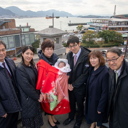 この写真は、出張撮影(家族写真(キッズ,ベビーフォト))のアルバム「下関お宮参り」にある写真の1枚で、家族写真(キッズ,ベビーフォト)などが写っています。<br>「下関お宮参り」では他にも:albumPhotoCount枚の家族写真を見ることができます。撮影者は岩坪眞一郎です。カメラマンのプロフィールページで、家族写真(キッズ,ベビーフォト)撮影の口コミやおすすめコメントを見ることができます。