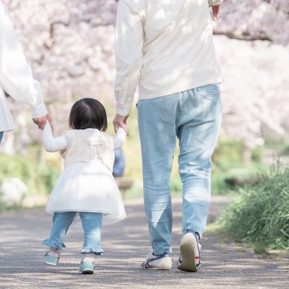 株式会社VISTA / VISTA Photographyが出張撮影した脊椎動物, ジーンズ, 植物などが写った「ファミリーフォト」の家族写真