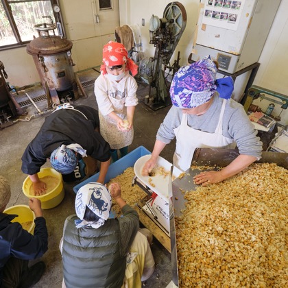 中村將一写真事務所が出張撮影した「味噌作り仕込み」の家族写真