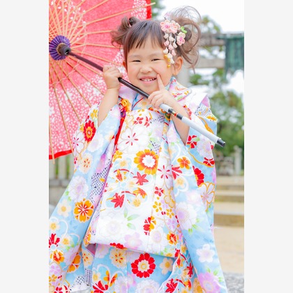 この写真は、出張撮影(家族写真(キッズ,ベビーフォト))のアルバム「出張七五三撮影」にある写真の1枚で、家族写真(キッズ,ベビーフォト)などが写っています。<br>「出張七五三撮影」では他にも:albumPhotoCount枚の家族写真を見ることができます。撮影者は岡田　圭太です。カメラマンのプロフィールページで、家族写真(キッズ,ベビーフォト)撮影の口コミやおすすめコメントを見ることができます。