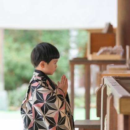 この写真は、出張撮影(家族写真(キッズ,ベビーフォト))のアルバム「七五三」にある写真の1枚で、家族写真(キッズ,ベビーフォト)などが写っています。<br>「七五三」では他にも:albumPhotoCount枚の家族写真を見ることができます。撮影者は小村賢吾です。カメラマンのプロフィールページで、家族写真(キッズ,ベビーフォト)撮影の口コミやおすすめコメントを見ることができます。