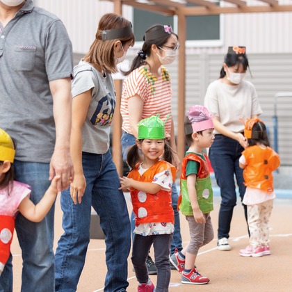 T.Matsumuraが出張撮影した甘いひよこ, 鍛冶池キャンプ場, ローラースポーツなどが写った「運動会（保育園）」の家族写真