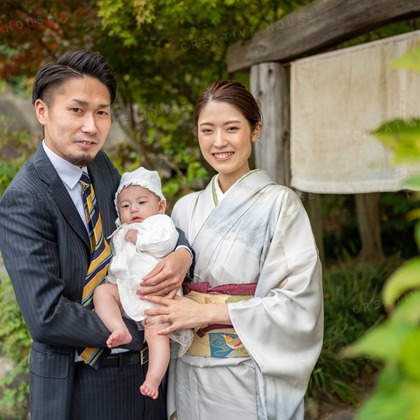CREATIVE HOUSEが出張撮影したMomijihachimangu, Hakozakigu, ネクタイなどが写った「お宮参り」の家族写真