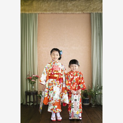 Hamuこども写真館が出張撮影した罰金, 植木鉢, Shimadaなどが写った「Hamuこども写真館」の家族写真