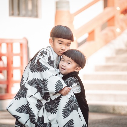 伊藤雄太写真館が出張撮影した自然の中の人々, 幸福, 黒髪などが写った「七五三フォト」の家族写真