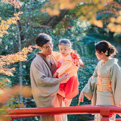 玉城　肇が出張撮影したフラッシュ撮影, ジェスチャー, 自然の中の人々などが写った「七五三撮影」の家族写真