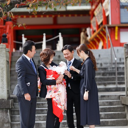 中井企画が出張撮影した挨拶, ネクタイ, 赤ちゃん・幼児服などが写った「お宮参り」の家族写真