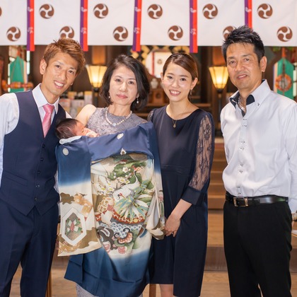 この写真は、出張撮影(家族写真(キッズ,ベビーフォト))のアルバム「お宮参り＠唐津神社」にある写真の1枚で、家族写真(キッズ,ベビーフォト)などが写っています。<br>「お宮参り＠唐津神社」では他にも:albumPhotoCount枚の家族写真を見ることができます。撮影者は竹部 祐樹です。カメラマンのプロフィールページで、家族写真(キッズ,ベビーフォト)撮影の口コミやおすすめコメントを見ることができます。