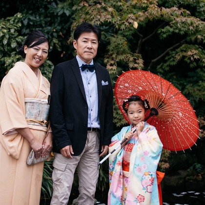 植村由理が出張撮影したストリートファッション, 753, 生物などが写った「七五三　＠神明社　横浜」の家族写真