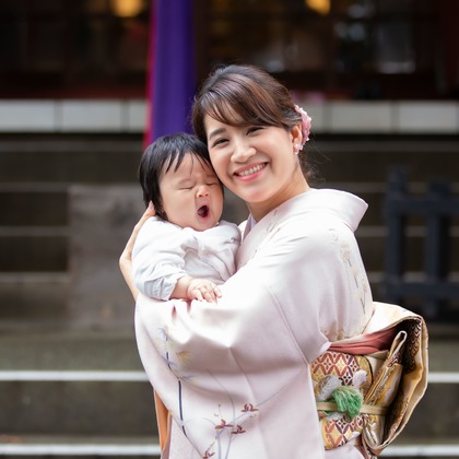 T.Matsumuraが出張撮影したカエデの葉, 振袖, 立っているなどが写った「お宮参り(着物)&七五三＠大森熊野神社」の家族写真